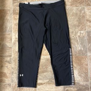 Under Armour Capri Black/White/Gray Workout Leggings Sz. Medium